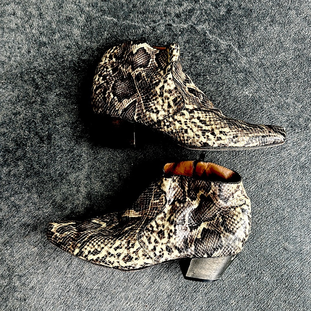 Coleen Cordero snake skin booties sz 9